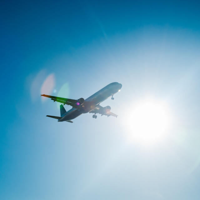 Avion dans ciel bleu