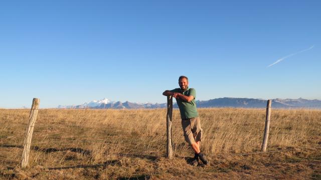 Dominique Ernst, Alm les Crêts auf dem Mont Salève, Herbst 2018. Atmosphäre einer argentinischen Pampa im Vordergrund des Mont-Blancs.