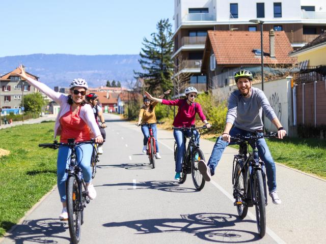 Vélo en groupe sur la Voie Verte du Grand Genève