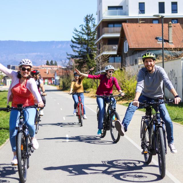 Vélo en groupe sur la Voie Verte du Grand Genève