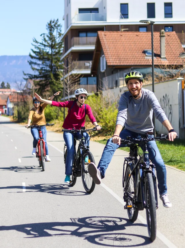 Vélo en groupe sur la Voie Verte du Grand Genève