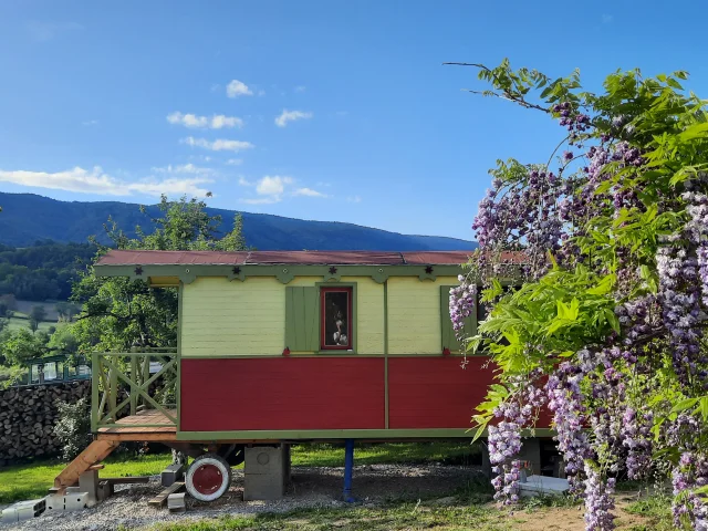 Vue sur la roulotte La fée Favie