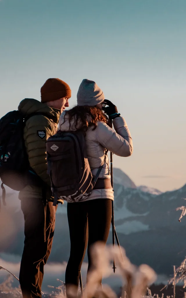 Couple de marcheurs en hiver au Signal des Voirons